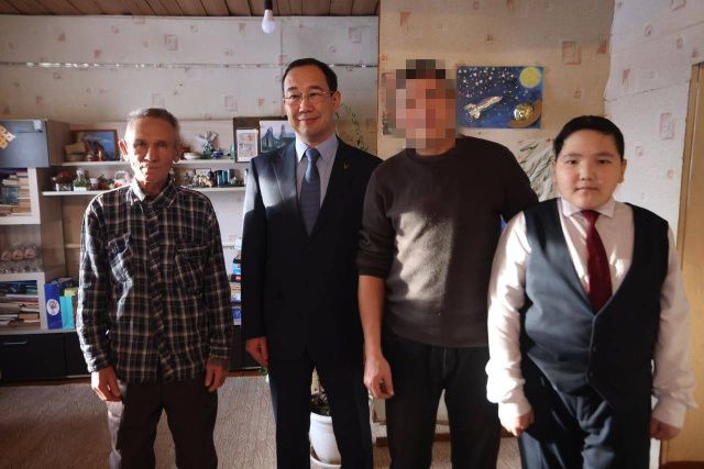 Айсен Николаев навестил участника СВО и его семью в Хангаласском районе