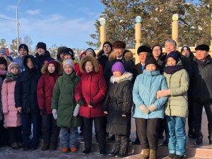 Глава Якутии возложил живые цветы к памятнику Герою Советского Союза Фёдору Попову