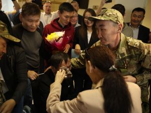 Героев России Алексея Неустроева и Филиппа Евсеева торжественно встретили в Якутске