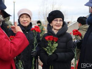 В Якутске возложили цветы к памятнику Матери