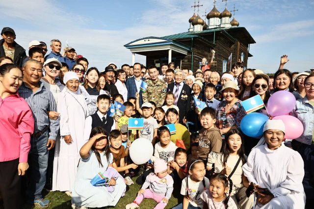 Айсен Николаев и жители Усть-Алданского района почтили память героев Баягантайского наслега  