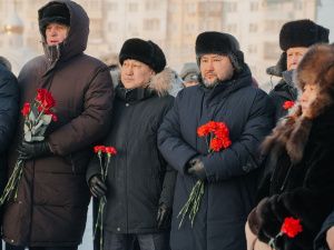 В Якутске возложили цветы в честь города-героя Ленинграда