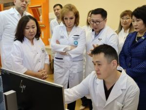 Герой Труда РФ посетила Национальный центр медицины