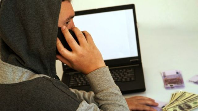 «Биржевый брокер» выманил 300 тысяч рублей у жительницы Алдана