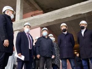 Айсен Николаев проверил строительство Онкологического диспансера