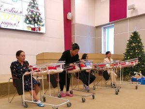 В Якутске прошла торжественная выписка детей, родившихся 1 января 2024 года