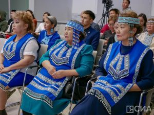 Древний бисерный кафтан привезли в Якутию после реставрации в Москве