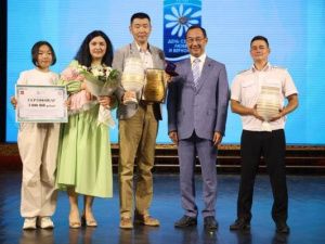 Айсен Николаев вручил семье миллионного жителя Якутии 3 млн рублей