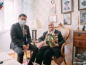 Акция «Поем двором»: в Якутске поздравляют ветеранов войны