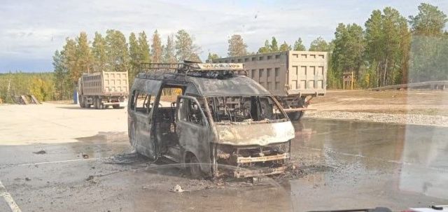 В Мегино-Кангаласском улусе сгорел микроавтобус "Тойота Хайс"