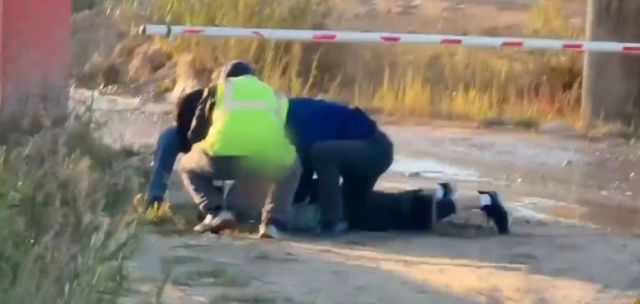 В Якутии задержали курьера мошенников, забравшего у пенсионера из Алдана 2,2 млн рублей: опубликовано видео задержания