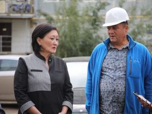 Сардана Авксентьева провела выездное совещание по капитальному ремонту многоквартирных домов