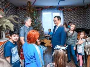 Айсен Николаев пообщался с енотом…и многодетной семьей!