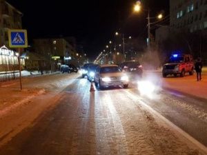 В Якутске на улице Орджоникидзе водитель наехал на молодую пару
