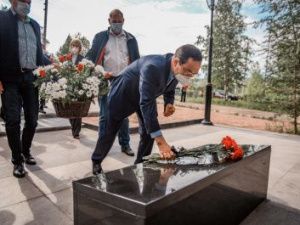 Айсен Николаев в Чульмане Нерюнгринского района возложил цветы к монументу в честь 75-летия Победы