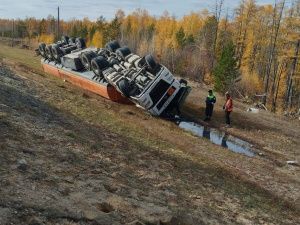 В Якутии пьяный водитель тягача совершил ДТП с опрокидыванием и разливом топлива