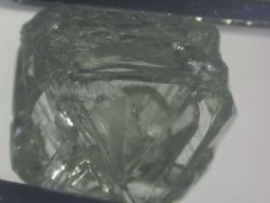 АЛРОСА впервые в мире добыла алмаз с кристаллом внутри