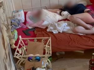 В Якутске во время рейда обнаружили в квартире младенца под «присмотром» нетрезвой компании