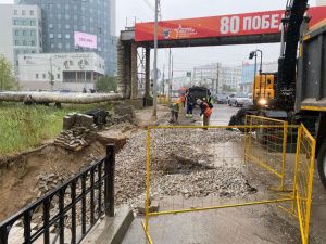 В Якутске разрушен край дорожного полотна с тротуаром на улице Суоруна Омоллоона