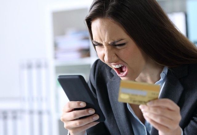 Директор лицея помогла родственнику продать ворота и... потеряла более 800 000 рублей