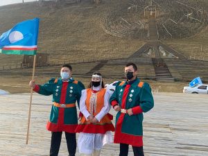 Фотофакт: в Хангаласском улусе прошел автопробег, приуроченный ко Дню Государственности Якутии