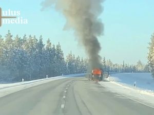 Видео: в Якутии на федеральной трассе «Вилюй» сгорел микроавтобус