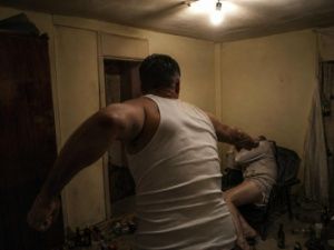 Брат сломал сестре челюсть в ходе спора за право единолично допить бутылку водки
