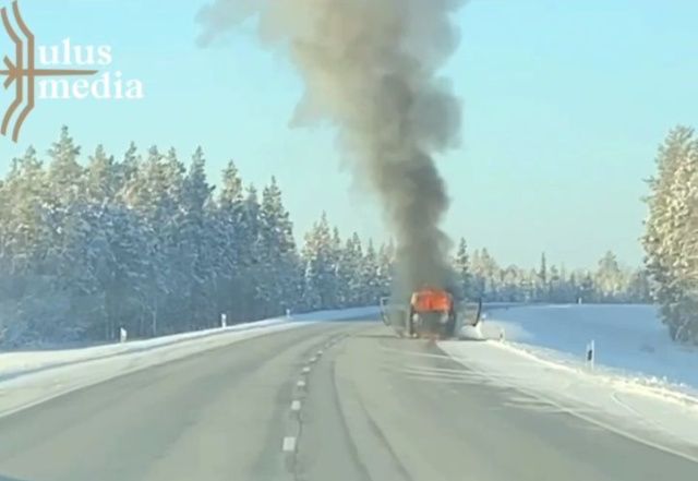 Видео: в Якутии на федеральной трассе «Вилюй» сгорел микроавтобус
