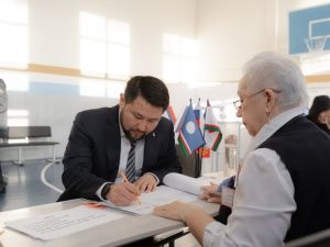 Мэр Якутска Евгений Григорьев проголосовал на выборах президента страны