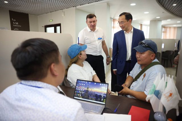 Айсен Николаев проверил работу регионального филиала фонда «Защитники Отечества»