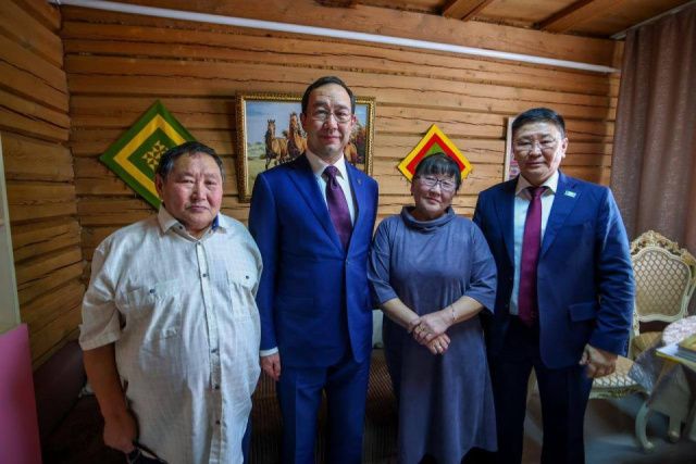 Глава Якутии в Сунтаре навестил семью участника СВО