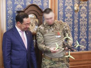 Военнослужащий из Якутии передал Айсену Николаеву захваченный в зоне СВО дрон