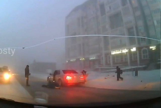 В Якутске водитель сбил женщину и ребенка на пешеходном переходе