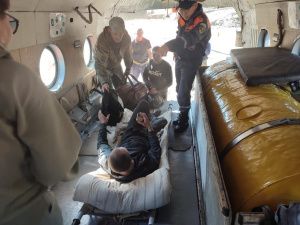 Спасатели эвакуировали мужчину, сломавшего ногу в ходе ремонта бульдозера на ручье Забытом в Якутии