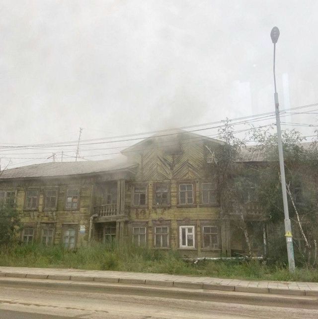 В Якутске пожарные спасли многоквартирный жилой дом