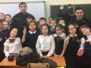 «Неделя мужества» в Якутске: собровцы пошли в школы