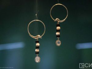 В НХМ Якутии открылась выставка всемирно известного художника-ювелира Александра Манжурьева