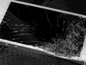 В Якутии зять вырвал из рук тещи телефон и разбил об пол