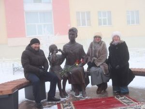 В Якутске открыли скульптурную композицию к 100-летию Фаины Авдеевой