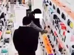 В Якутске мужчина похитил портативные колонки из магазина