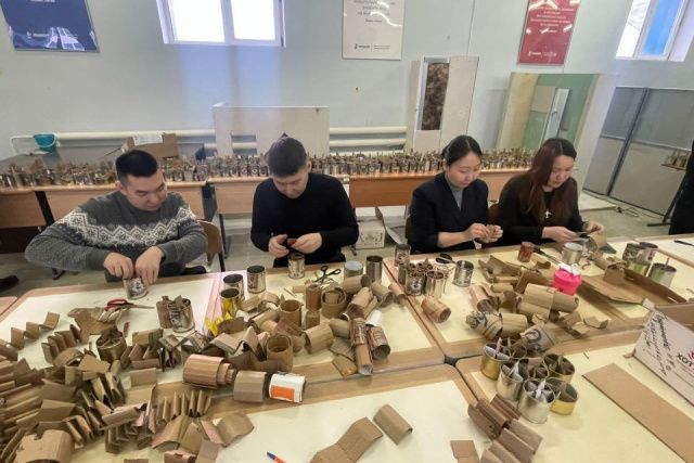 В Якутске студенты техникума изготовили блиндажные свечи