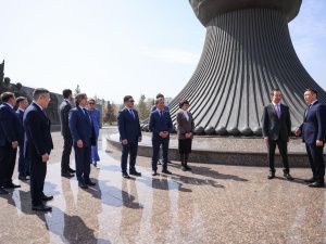 Глава Якутии возложил цветы к монументу защитникам Отечества в Астане