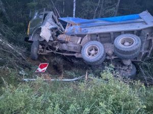 На Намском тракте опрокинулся "КАМАЗ": Водитель и пассажир получили травмы