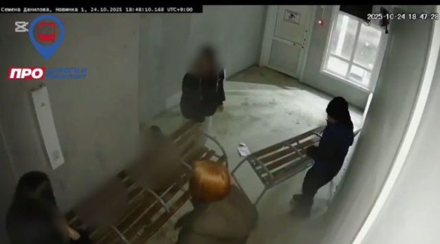 В Якутске подростки безобразничают в теплых автобусных остановках: Передвигают скамейки, мусорят и выключают свет