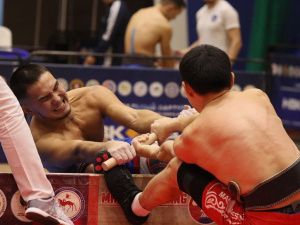 Айсиэн Мигалкин и Артем Ветров стали абсолютными чемпионами Якутии по мас-рестлингу