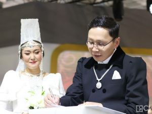 Молодая пара из Якутии сыграла свадьбу в День региона на выставке в Москве