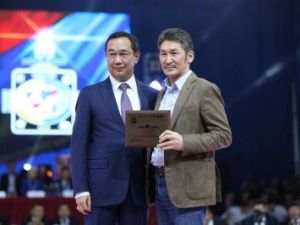 Айсен Николаев поздравил Матвея Евсеева с победой на выборах