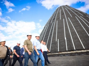 Глава Якутии совершил выездную проверку в строящемся Арктическом центре эпоса и искусств