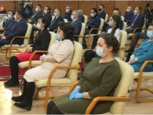 Медики, борющиеся с коронавирусом, принимают участие в оглашении Послания Главы республики