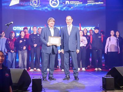 Глава Якутии вручил благодарственное письмо коллективу АО «АК «ЖДЯ» на открытии ...
